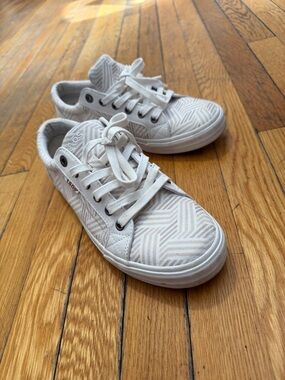 Taos Plim Soul Sneakers Womens 9.5 White Canvas Pattern Comfort Shoes